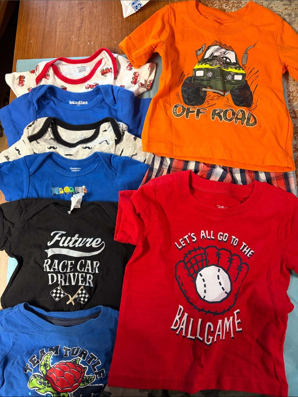 12 mth boys. 5 onesies. 3 tshirts and 2 shorts